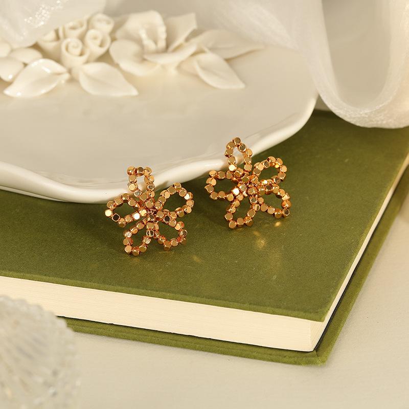 18k flower earrings personalized simple temperament stud earrings versatile fashion high sense earrings women
18k flower earrings personalized simple temperament stud earrings versatile fashion high sense earrings women