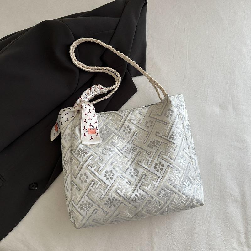 Retro summer bag women s new versatile shoulder underarm bag embroidered portable Hanfu bag білий
Retro summer bag women s new versatile shoulder underarm bag embroidered portable Hanfu bag білий