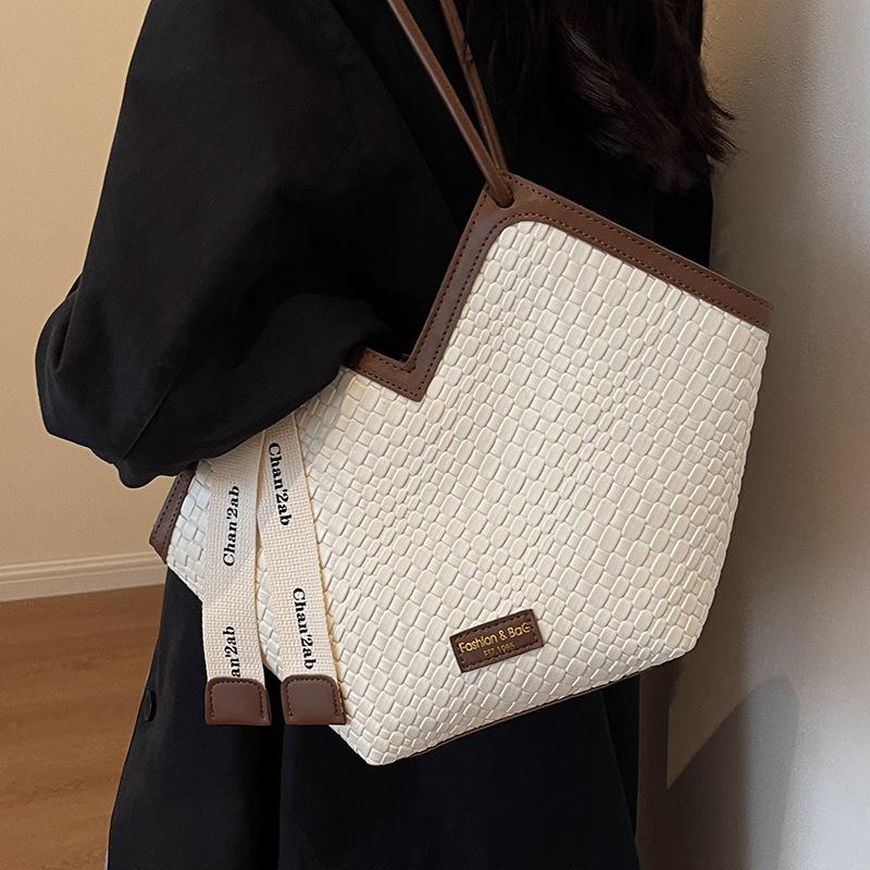 Large capacity bag women s new fashion niche design shoulder bag texture versatile class tote bag
Large capacity bag women s new fashion niche design shoulder bag texture versatile class tote bag