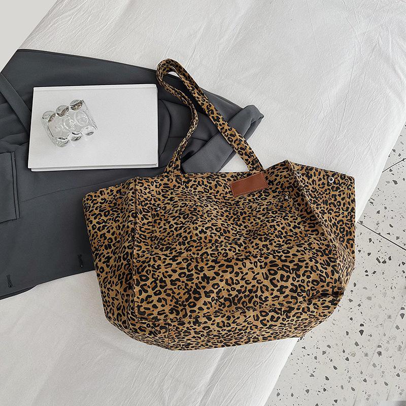 2024 Trendy Large Leopard Print Canvas Tote: Versatile Shoulder Mommy Bag for Commuting
2024 Trendy Large Leopard Print Canvas Tote: Versatile Shoulder Mommy Bag for Commuting