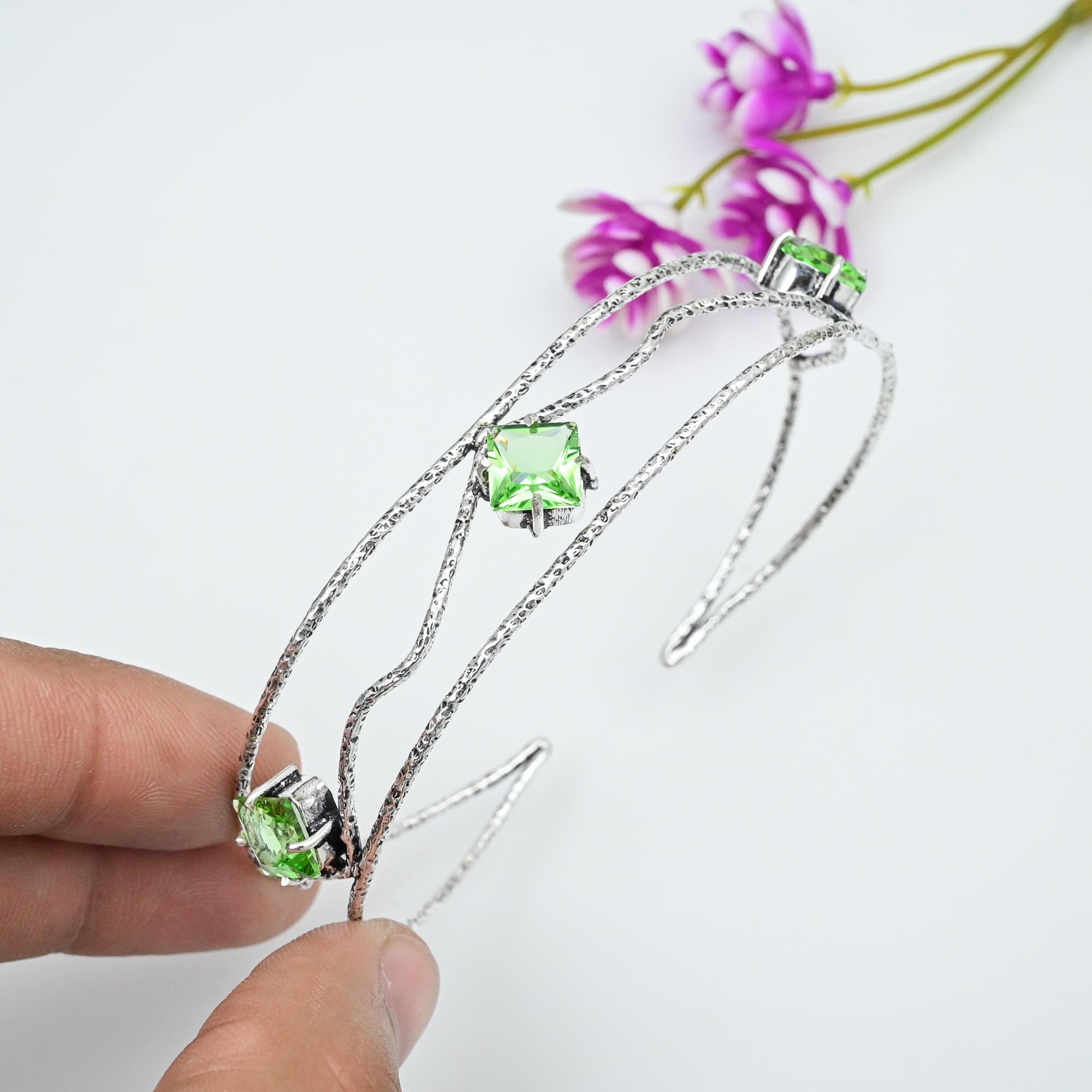 Цаворит ручной работы новейший дизайн ювелирных изделий браслет, 925 цельный стерлинговый серебряный драгоценный камень браслет, подарок для матери 1.73 Inches
Цаворит ручной работы новейший дизайн ювелирных изделий браслет, 925 цельный стерлинговый серебряный драгоценный камень браслет, подарок для матери 1.73 Inches