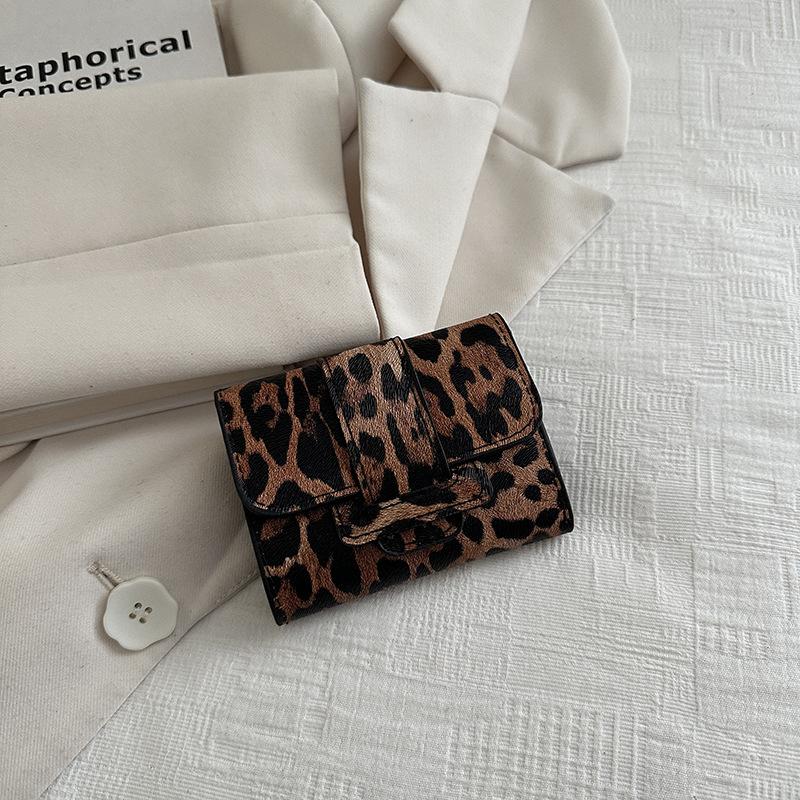 Фактурная маленькая сумка женская новая в стиле Spice Girl с леопардовым принтом маленькая квадратная сумка мини-клатч высококлассная сумка для мелочи коричневый
Фактурная маленькая сумка женская новая в стиле Spice Girl с леопардовым принтом маленькая квадратная сумка мини-клатч высококлассная сумка для мелочи коричневый