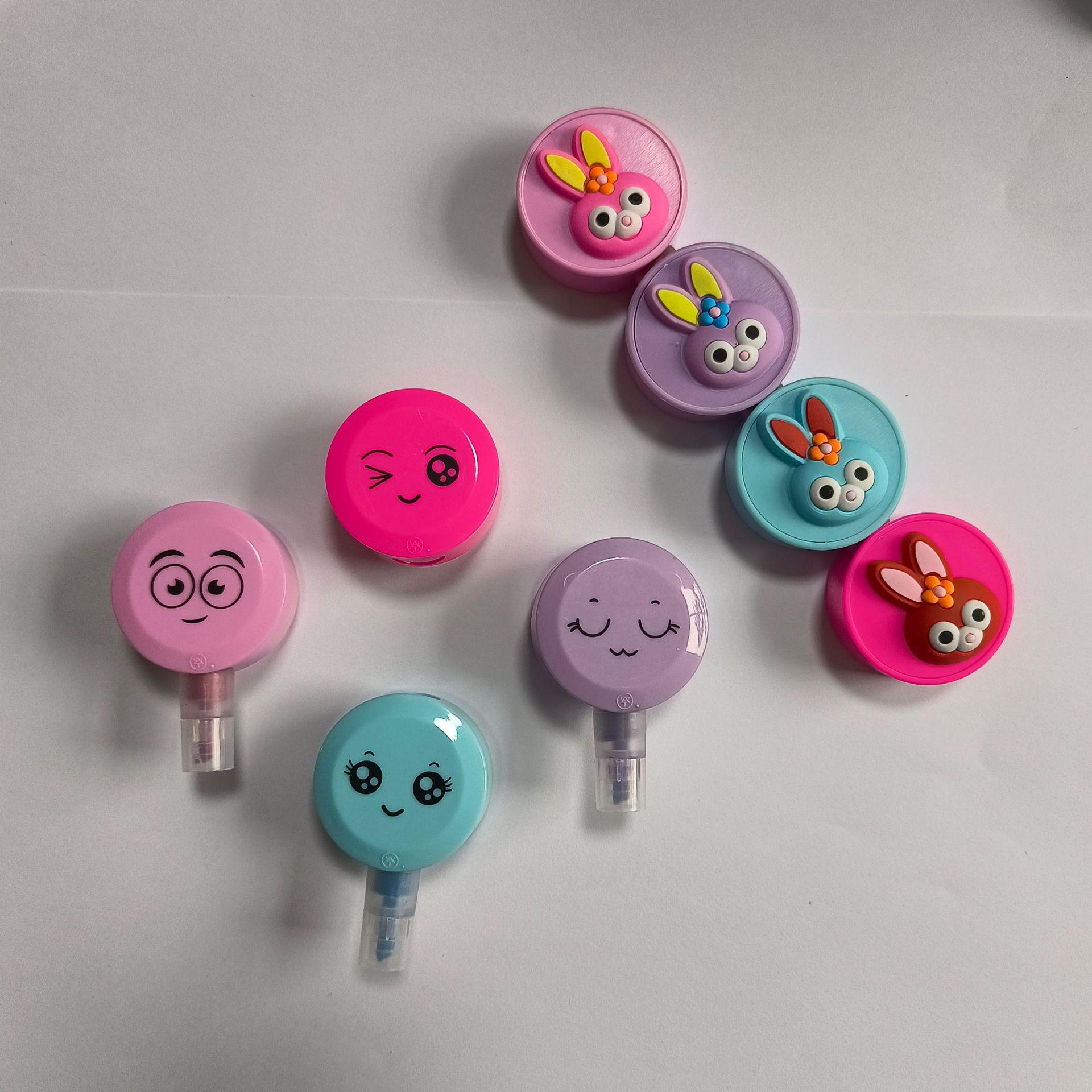 Artistic Expression Silicone Pen Set: Floral and Grass Design with Round Ball Pens Divides into several small sections
Artistic Expression Silicone Pen Set: Floral and Grass Design with Round Ball Pens Divides into several small sections