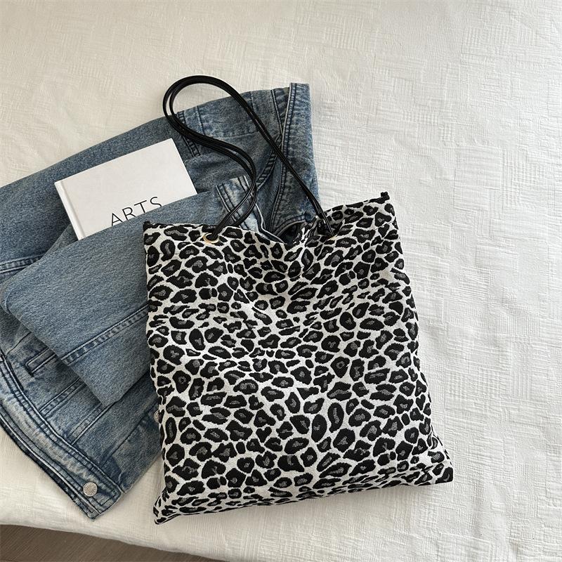 2024 новий нішевий дизайн проста сумка з леопардовим принтом жіноча легка розкішна сумка під пахву для відпочинку білий
2024 новий нішевий дизайн проста сумка з леопардовим принтом жіноча легка розкішна сумка під пахву для відпочинку білий
