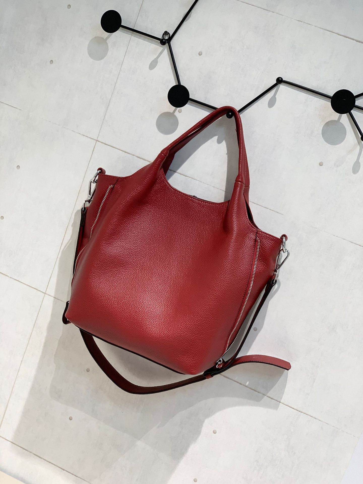 Leather Women S Bags, First-Layer Cowhide Tote Bags, Trendy Niche Single Shoulder Armpit Large Bags, Women S Casual Commuter Bags бордовый
Leather Women S Bags, First-Layer Cowhide Tote Bags, Trendy Niche Single Shoulder Armpit Large Bags, Women S Casual Commuter Bags бордовый