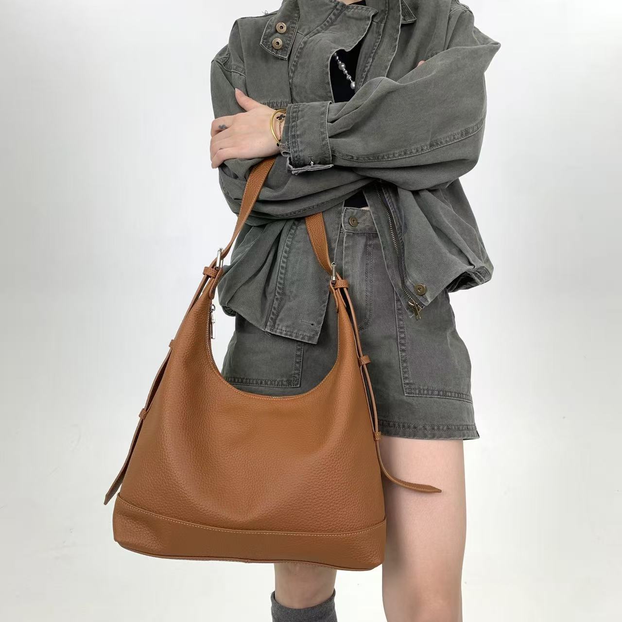 Women S First Layer Cowhide Solid Color Shoulder Bag Large Capacity Minimalist Leisure Commuter Messenger Bag коричневый
Women S First Layer Cowhide Solid Color Shoulder Bag Large Capacity Minimalist Leisure Commuter Messenger Bag коричневый