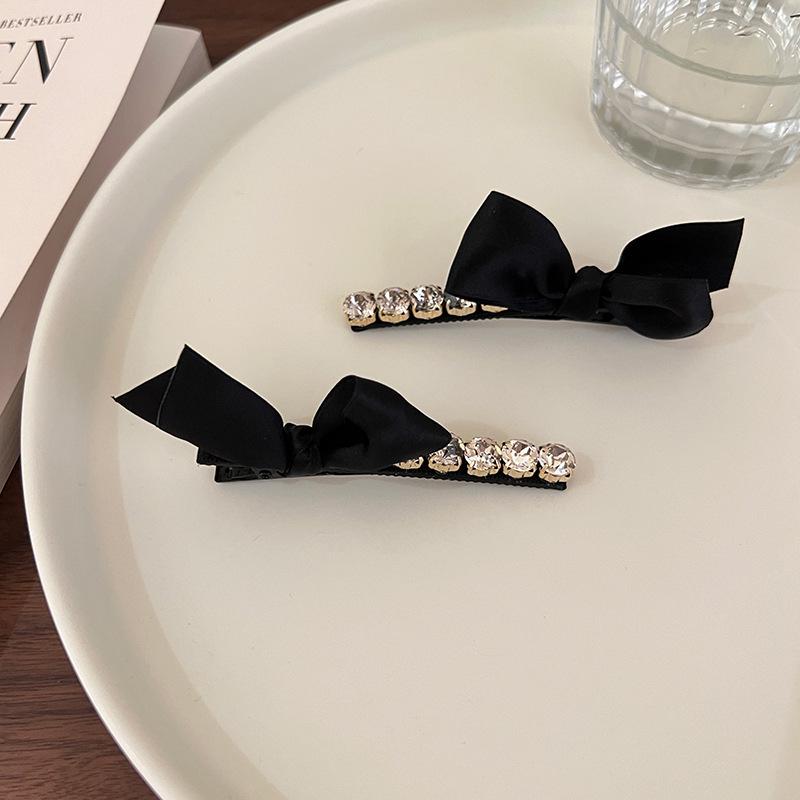 Korean Rhinestone Black Bow Hair Clip: Versatile Bang & Side Accessory
Korean Rhinestone Black Bow Hair Clip: Versatile Bang & Side Accessory
