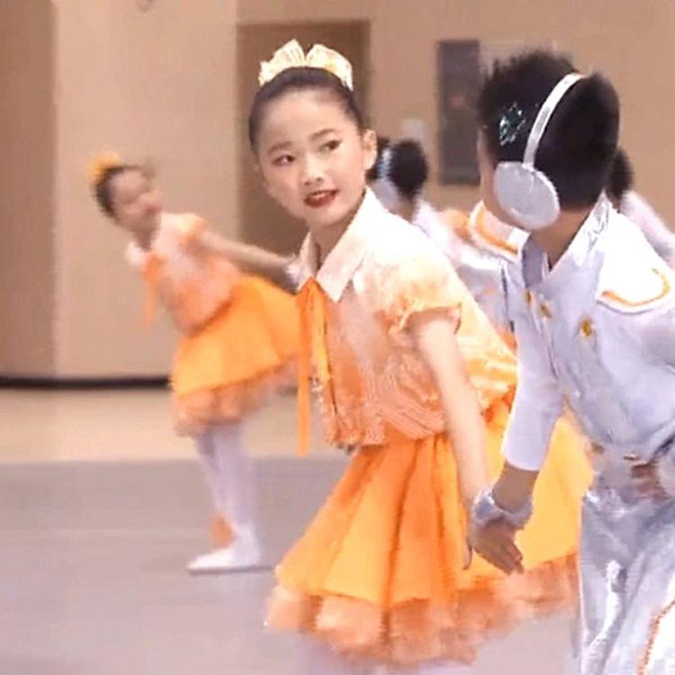 Orange Kids Sci-Fi Dance Costume: Intelligent AI Robot Theme for Boys and Girls 110 cm
Orange Kids Sci-Fi Dance Costume: Intelligent AI Robot Theme for Boys and Girls 110 cm