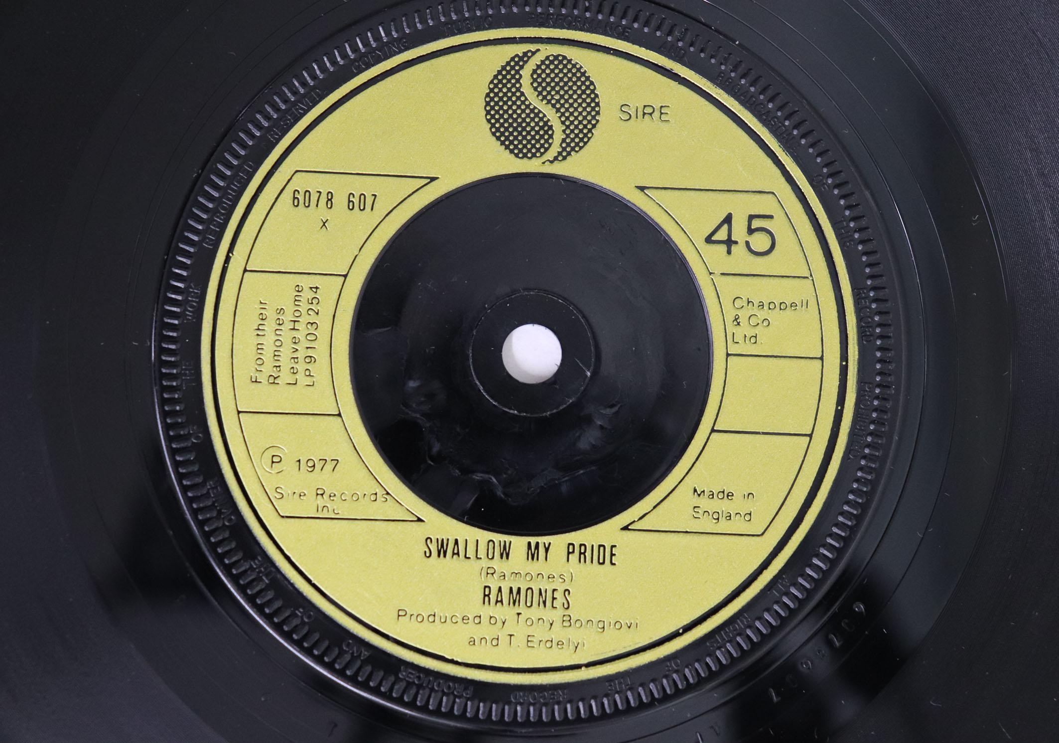 7inch Record RAMONES - Swallow My Pride / Pinhead 6078607 SIRE 1977 UK Rock Used
7inch Record RAMONES - Swallow My Pride / Pinhead 6078607 SIRE 1977 UK Rock Used