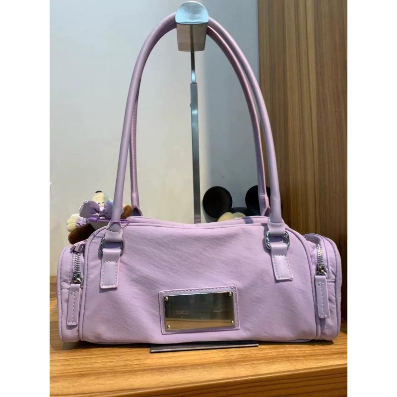 Niche earphones, pillow bag, bowling bag, portable shoulder bag, underarm bag.
Niche earphones, pillow bag, bowling bag, portable shoulder bag, underarm bag.