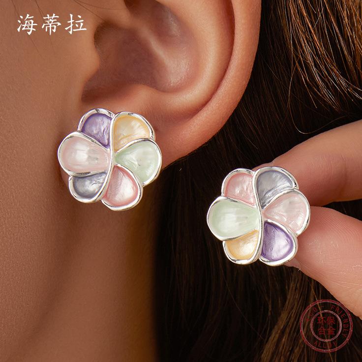 Color painting oil colorful flower stud earrings, simple and high-end women s versatile petal earrings
Color painting oil colorful flower stud earrings, simple and high-end women s versatile petal earrings