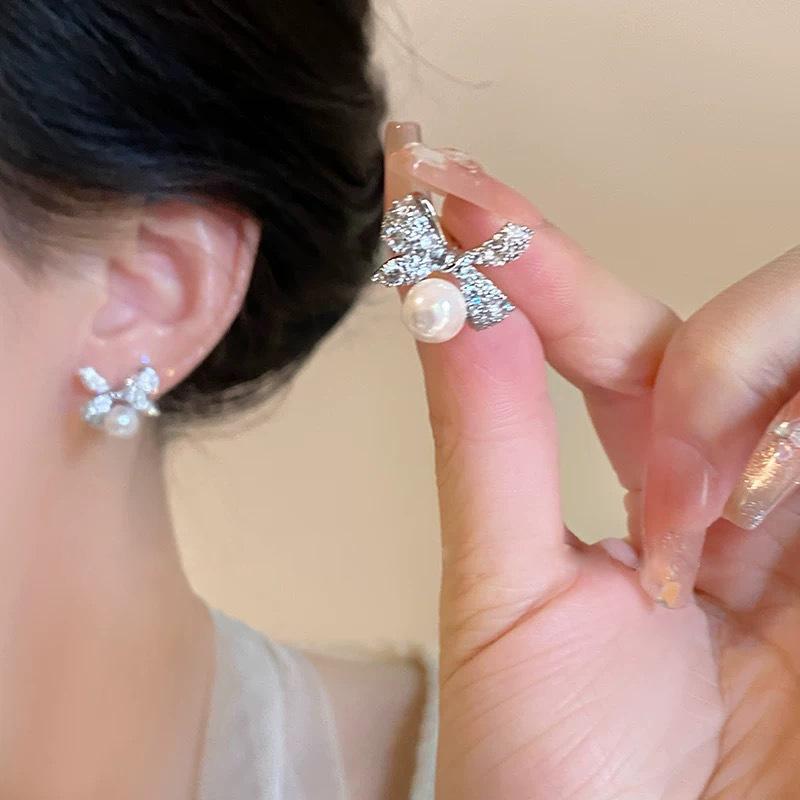 Super flash full zirconium bow pearl without pierced earrings exquisite fashion versatile earrings high sense mosquito coil disc earrings
Super flash full zirconium bow pearl without pierced earrings exquisite fashion versatile earrings high sense mosquito coil disc earrings