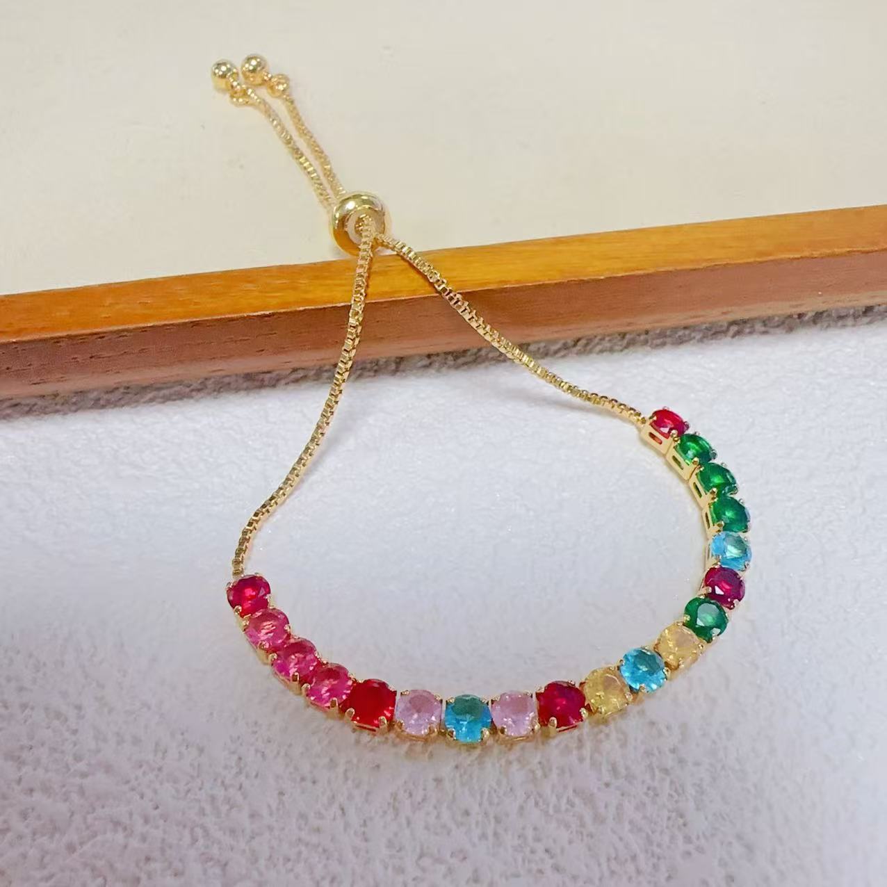 Женский красочный браслет с цирконами, регулируемый
Женский красочный браслет с цирконами, регулируемый