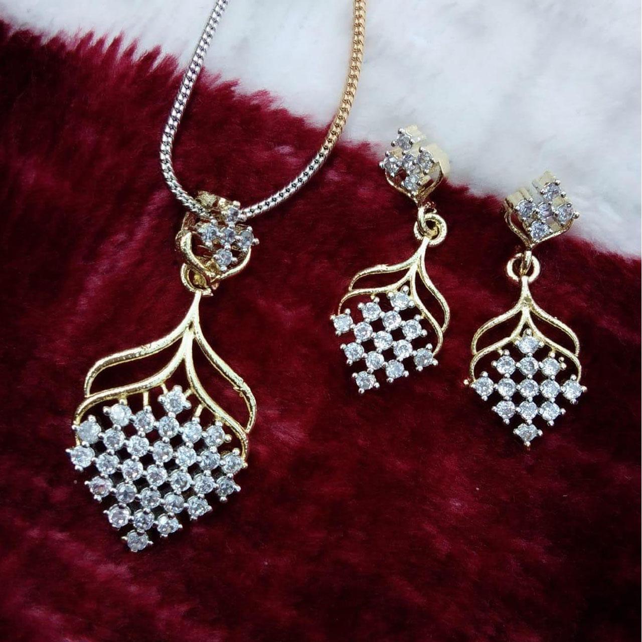 Ювелирный набор Laksh с бриллиантами особого дизайна и серьгами
Ювелирный набор Laksh с бриллиантами особого дизайна и серьгами