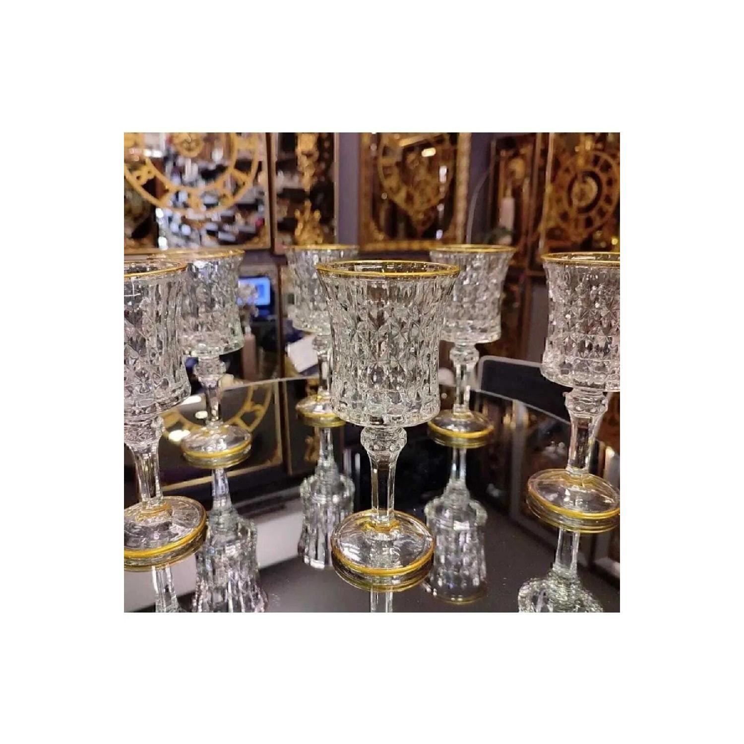 Стакан для воды с кофейной стороной и золотыми деталями на ножке 
Стакан для воды с кофейной стороной и золотыми деталями на ножке