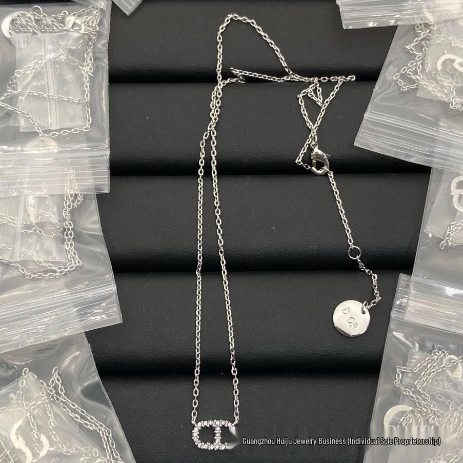 Вінтажна Diga Намисто: Кістяна ланцюжок з інкрустацією діамантами та перлами у формі літери CD та ланцюжок для светра для жінок
Вінтажна Diga Намисто: Кістяна ланцюжок з інкрустацією діамантами та перлами у формі літери CD та ланцюжок для светра для жінок