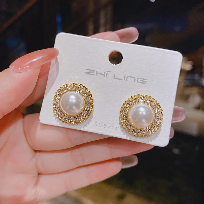 Korean Fashion Crystal Round Stud Earrings Gold Color Metal New Arrival Women s Earrings Simulated Pearl pendientes mujer
Korean Fashion Crystal Round Stud Earrings Gold Color Metal New Arrival Women s Earrings Simulated Pearl pendientes mujer