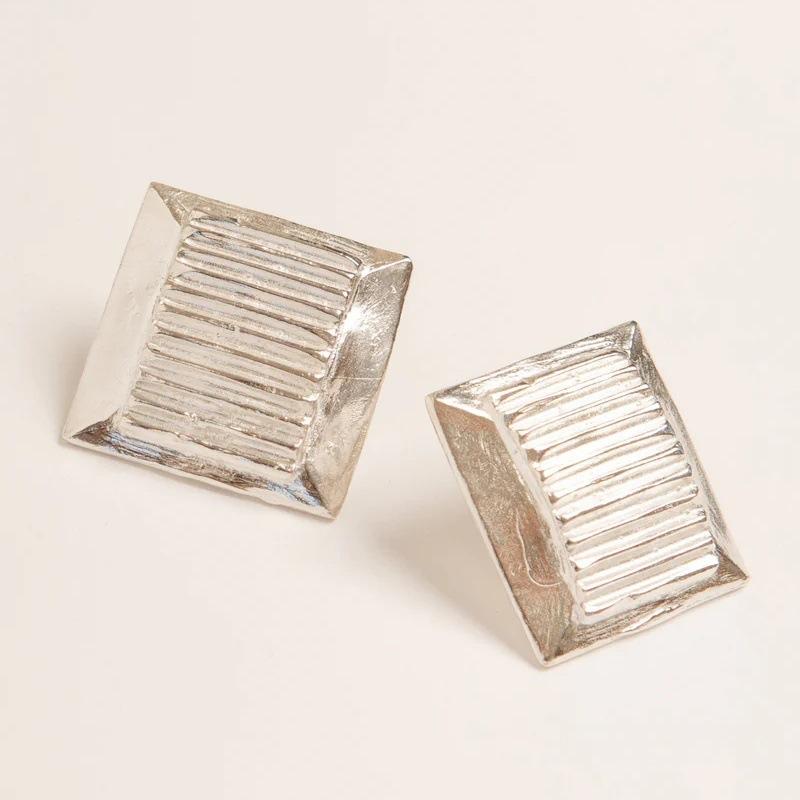 Niche Design Sense Cold Wind Square Striped Metal Exaggerated Atmosphere Earrings S925 Silver Needle Stud Earrings Personalized Earrings
Niche Design Sense Cold Wind Square Striped Metal Exaggerated Atmosphere Earrings S925 Silver Needle Stud Earrings Personalized Earrings