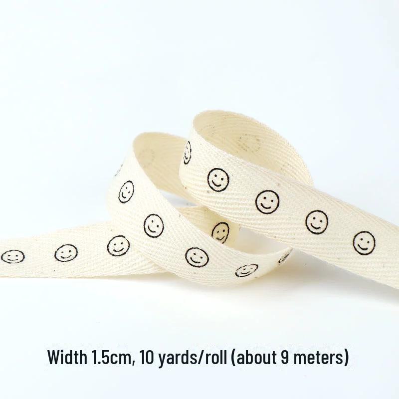 Хлопковая лента с рисунком в виде елочки, надписью «День рождения» и смайликом
Хлопковая лента с рисунком в виде елочки, надписью «День рождения» и смайликом