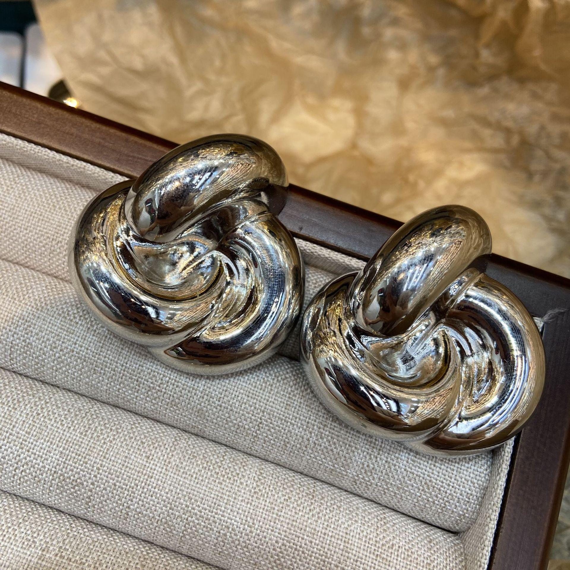 Retro Hong Kong Style Poplar Grove Exaggerated Knot Metal Circle Earrings Fashion Light Luxury Premium Temperament Earrings
Retro Hong Kong Style Poplar Grove Exaggerated Knot Metal Circle Earrings Fashion Light Luxury Premium Temperament Earrings