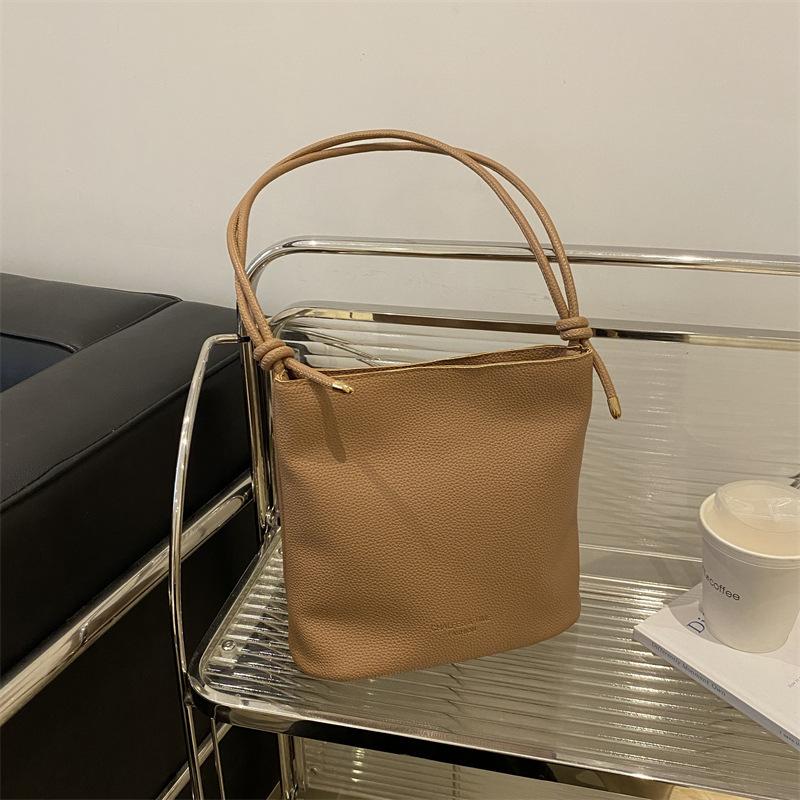 Lazy wind casual bucket bag women s autumn new versatile simple work shoulder armpit bag fashion messenger bag чорний
Lazy wind casual bucket bag women s autumn new versatile simple work shoulder armpit bag fashion messenger bag чорний