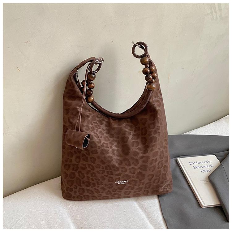 New fashionable large-capacity shoulder bag, student school bag, casual leopard print commuter, portable tote bag. цветной печати леопарда
New fashionable large-capacity shoulder bag, student school bag, casual leopard print commuter, portable tote bag. цветной печати леопарда