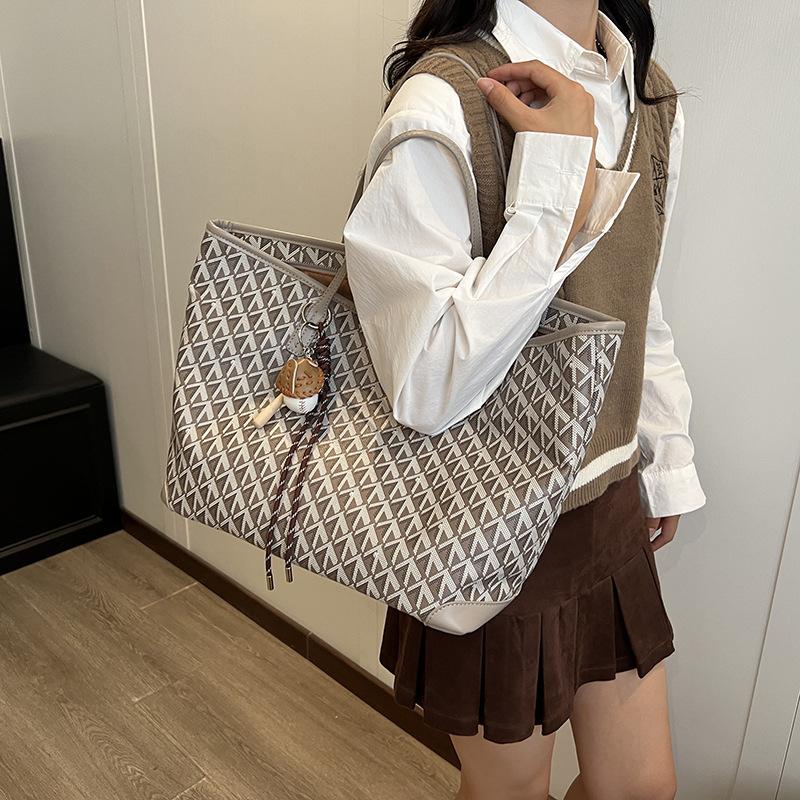 Sense fashionable retro tote bag women s 2025 new trendy contrasting color diamond large capacity fashionable commuter shoulder bag Small 31 * 13 * 23 коричневый
Sense fashionable retro tote bag women s 2025 new trendy contrasting color diamond large capacity fashionable commuter shoulder bag Small 31 * 13 * 23 коричневый