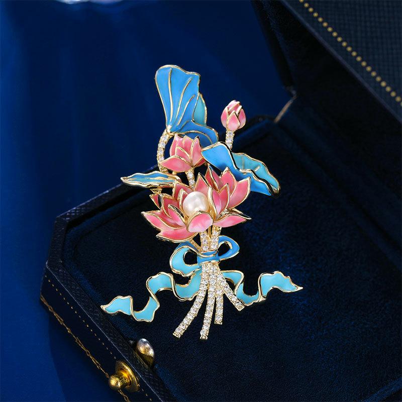 Ladies light luxury design elegant flower brooch fashionable and versatile niche design sense brooch daily accessories
Ladies light luxury design elegant flower brooch fashionable and versatile niche design sense brooch daily accessories