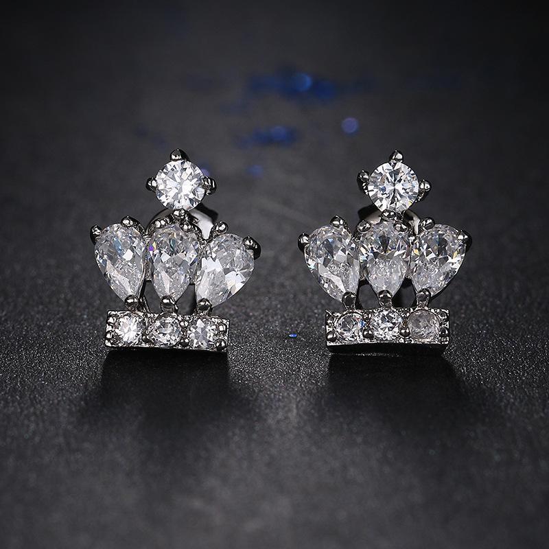 Elegant Cubic Zirconia Crown Stud Earrings - Gold-Plated Copper, Luxurious Shine for Women
Elegant Cubic Zirconia Crown Stud Earrings - Gold-Plated Copper, Luxurious Shine for Women