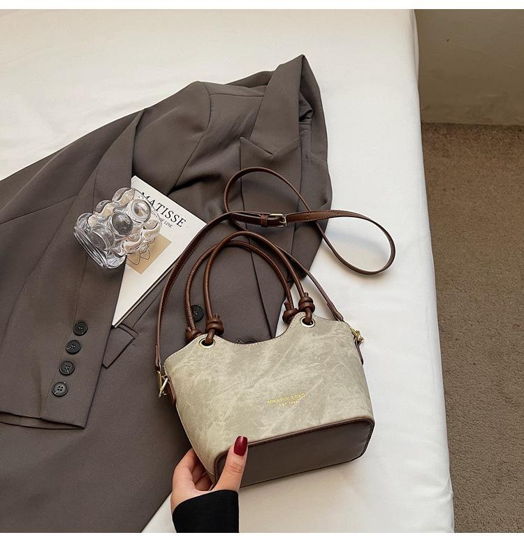 Корейская версия портативной маленькой сумки для通勤 для женщин 2025 новая ретро популярная зарубежная текстура сумка через плечо мессенджер тренд
Корейская версия портативной маленькой сумки для通勤 для женщин 2025 новая ретро популярная зарубежная текстура сумка через плечо мессенджер тренд