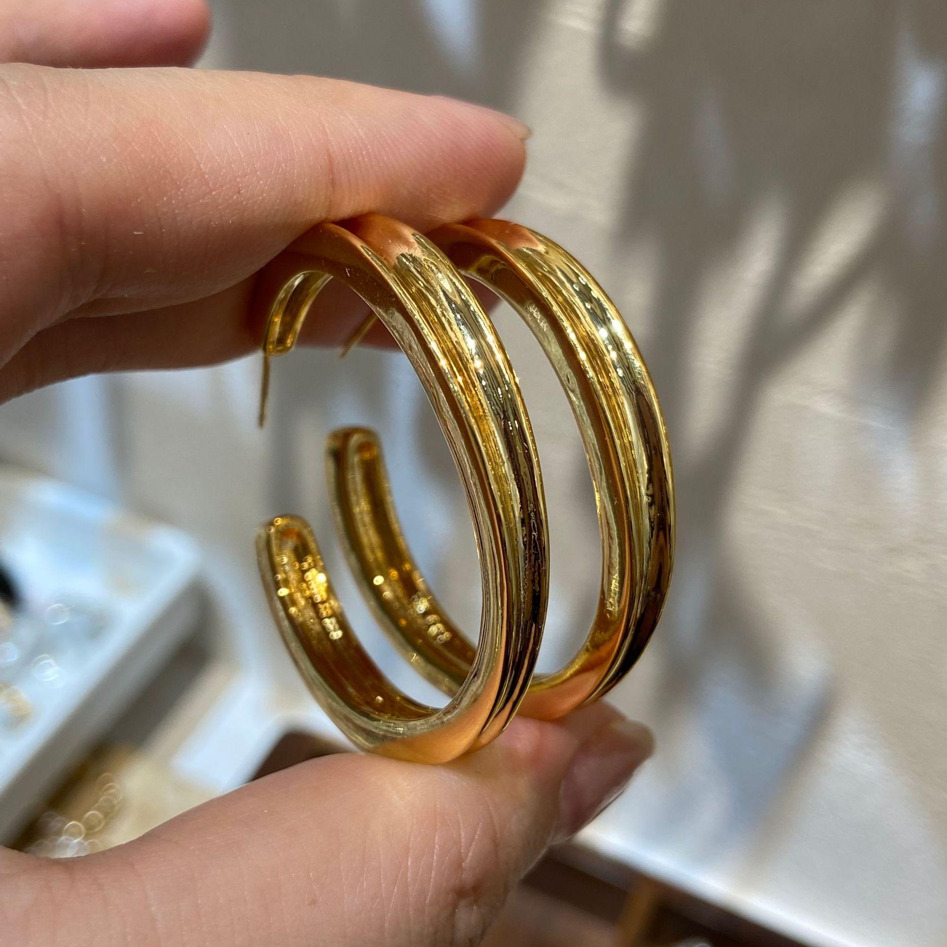 French Earrings Women S Retro 5-Layer Real Gold Electroplated C-Shaped Rings Simple Earrings Fashionable Temperament Versatile
French Earrings Women S Retro 5-Layer Real Gold Electroplated C-Shaped Rings Simple Earrings Fashionable Temperament Versatile