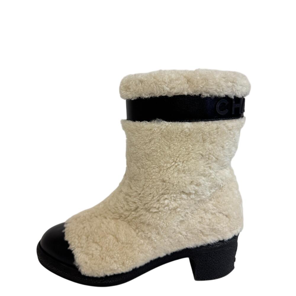 CHANEL G34080 short boots Mouton boa COCO Mark logo Mouton boots white Mouton unisex Used
CHANEL G34080 short boots Mouton boa COCO Mark logo Mouton boots white Mouton unisex Used