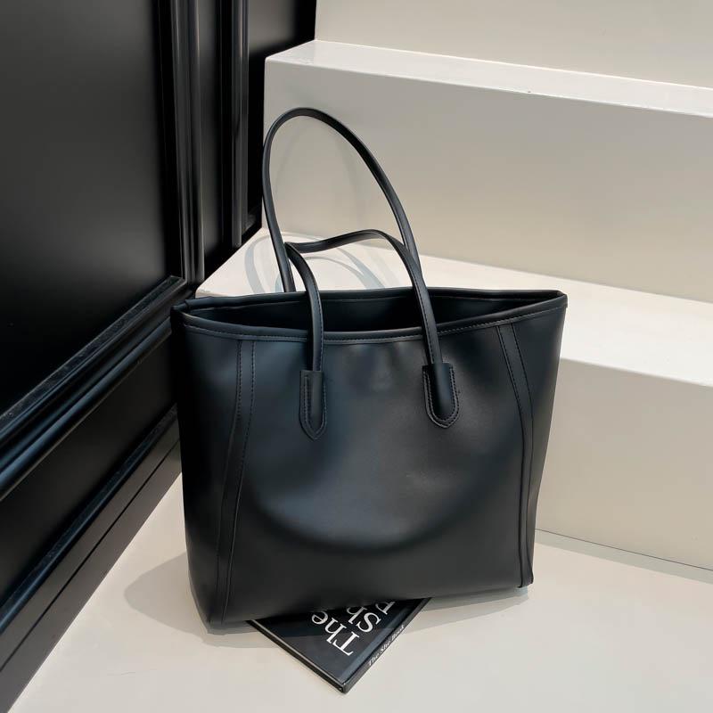 Korean Style Textured Shoulder Bag - Autumn/Winter 2025 Collection
Korean Style Textured Shoulder Bag - Autumn/Winter 2025 Collection