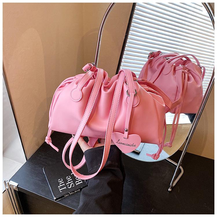 Large-capacity bag women s summer new casual niche pleated messenger bag single shoulder underarm bucket bag розовый
Large-capacity bag women s summer new casual niche pleated messenger bag single shoulder underarm bucket bag розовый