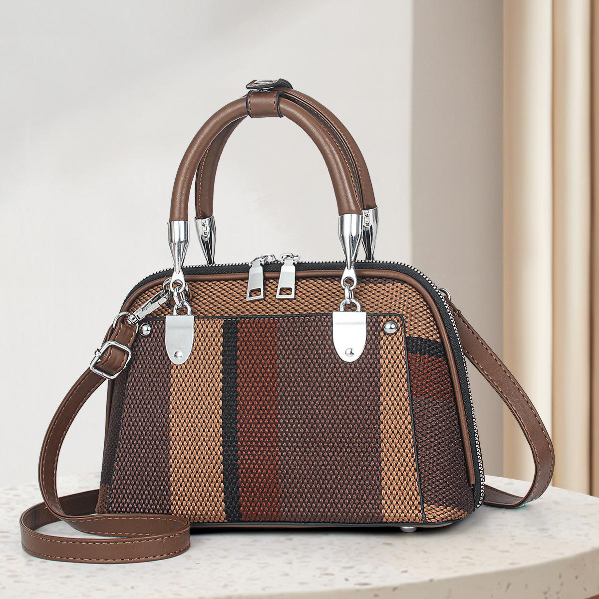 Handbag shoulder messenger bag bag fashion splicing striped women s bag contrasting color trend small bag versatile travel bags 15*11*17 темно-коричневого кольору
Handbag shoulder messenger bag bag fashion splicing striped women s bag contrasting color trend small bag versatile travel bags 15*11*17 темно-коричневого кольору