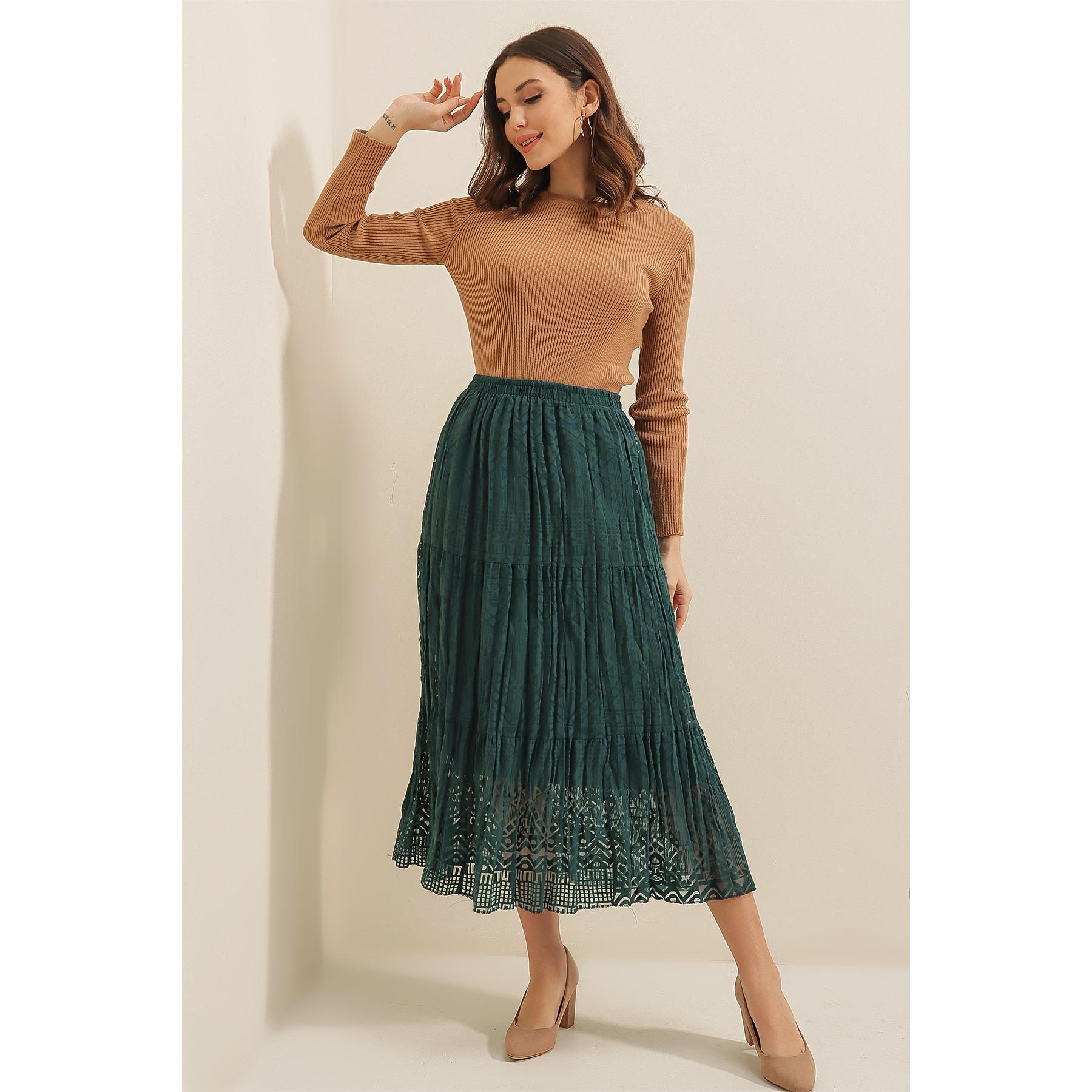 Юбка с геометрическим узором на подкладке с эластичной резинкой на талии
Юбка с геометрическим узором на подкладке с эластичной резинкой на талии