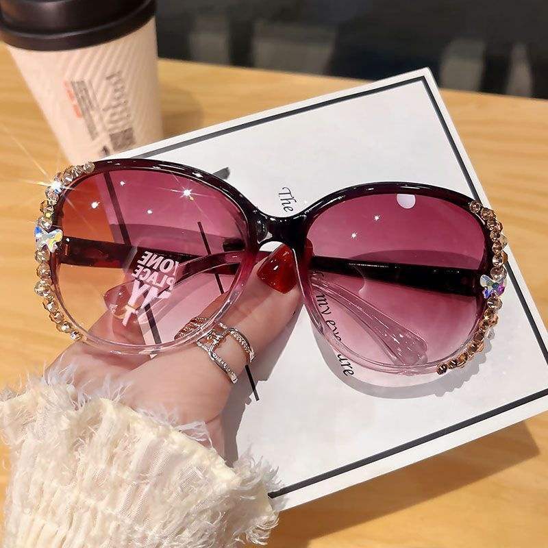 Fox diamond fashion glasses Ladies diamond new fashion glasses, slim face, fashionable high-grade sunglasses, street shooting.
Fox diamond fashion glasses Ladies diamond new fashion glasses, slim face, fashionable high-grade sunglasses, street shooting.