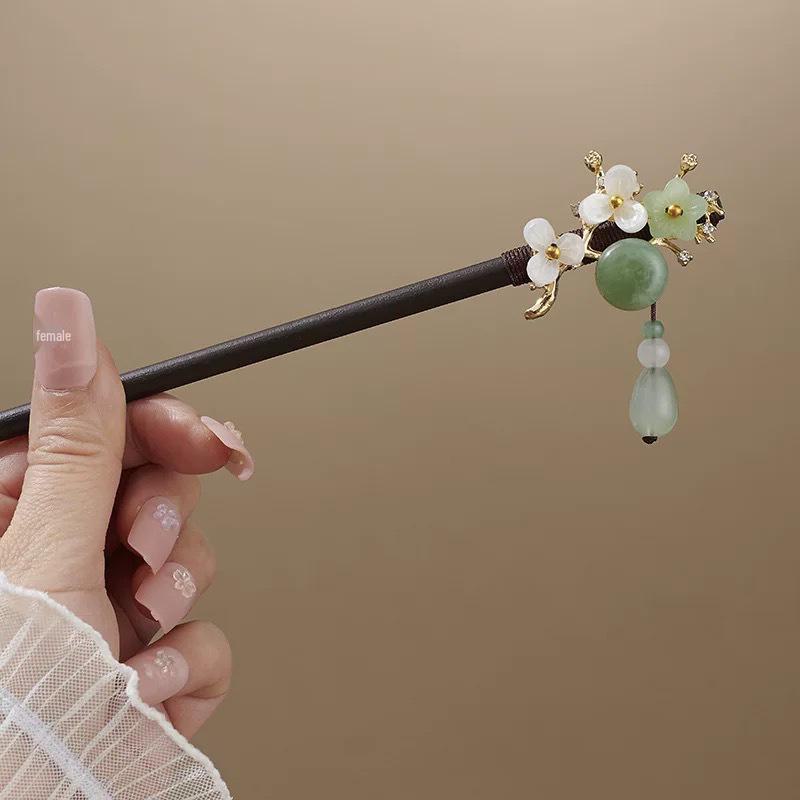 Элегантная деревянная заколка с кисточкой в старинном стиле для одежды ханьфу и чонсам
Элегантная деревянная заколка с кисточкой в старинном стиле для одежды ханьфу и чонсам