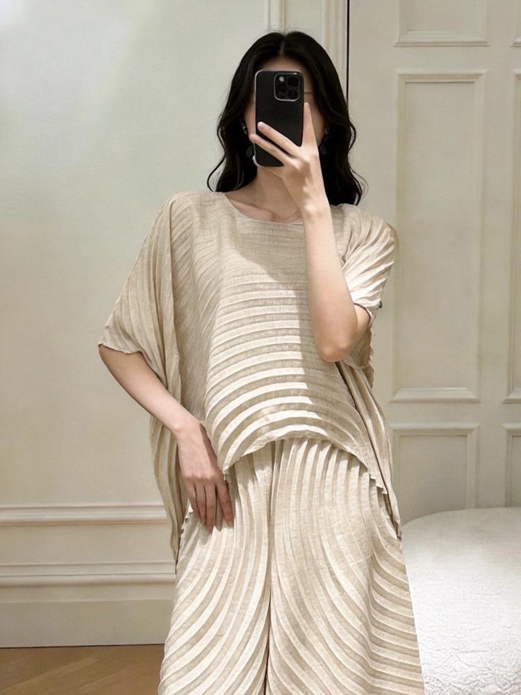 Miyake Style Plus Size Minimalist Wavy Pleated Top and Skirt Set for Women - New Spring Design One Size
Miyake Style Plus Size Minimalist Wavy Pleated Top and Skirt Set for Women - New Spring Design One Size
