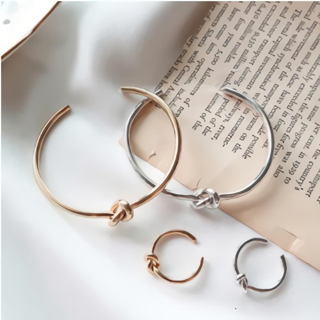 SALE Women s Celine Original Twisted Bangle Bracelet Silver
SALE Women s Celine Original Twisted Bangle Bracelet Silver