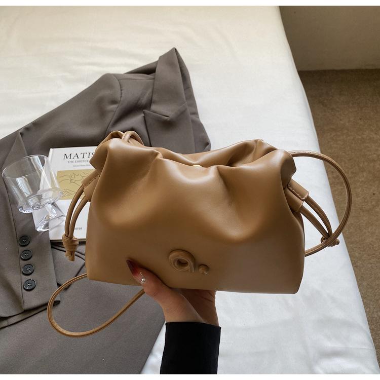 Folded cloud 2025 new bag, high-end feeling, fresh and sweet messenger bag, casual, small and light, versatile hand bag хаки
Folded cloud 2025 new bag, high-end feeling, fresh and sweet messenger bag, casual, small and light, versatile hand bag хаки