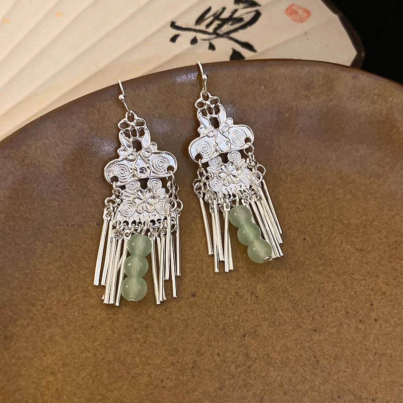 Vintage Ethnic Imitation Silver Flower Beaded Tassel Earrings for Women - Chic Geometric Design
Vintage Ethnic Imitation Silver Flower Beaded Tassel Earrings for Women - Chic Geometric Design