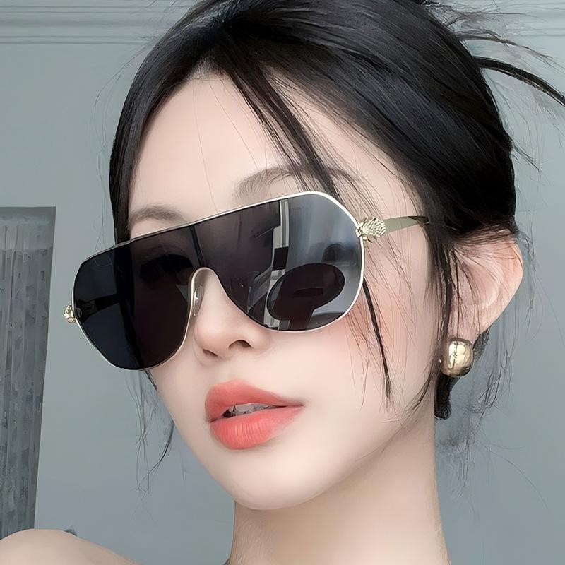 Women s sunglasses, metal large-frame aviator sunglasses, men s and women s fashion sunglasses.
Women s sunglasses, metal large-frame aviator sunglasses, men s and women s fashion sunglasses.