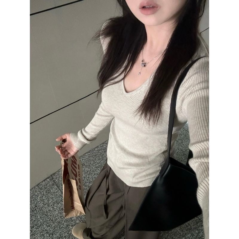 Gentle Pure Color V-neck Sweater Sweater Women s Fall Slim Fit Slim Looking Easiest for Match Bottoming Shirt Elegant Long Sleeve Top Gray 2XL
Gentle Pure Color V-neck Sweater Sweater Women s Fall Slim Fit Slim Looking Easiest for Match Bottoming Shirt Elegant Long Sleeve Top Gray 2XL