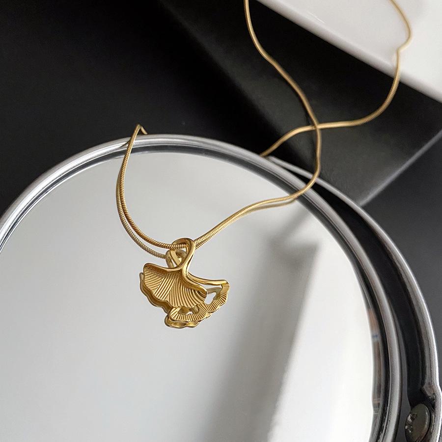 Women s Lucky Ginkgo Leaf Necklace: Titanium Steel, Non-Fading, Apricot Tone, Light Luxury Clavicle Chain – Perfect Birthday Gift.
Women s Lucky Ginkgo Leaf Necklace: Titanium Steel, Non-Fading, Apricot Tone, Light Luxury Clavicle Chain – Perfect Birthday Gift.