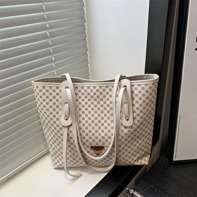 Simple retro high-end texture large-capacity bag fashion student class versatile portable shoulder tote bag tide чёрный
Simple retro high-end texture large-capacity bag fashion student class versatile portable shoulder tote bag tide чёрный