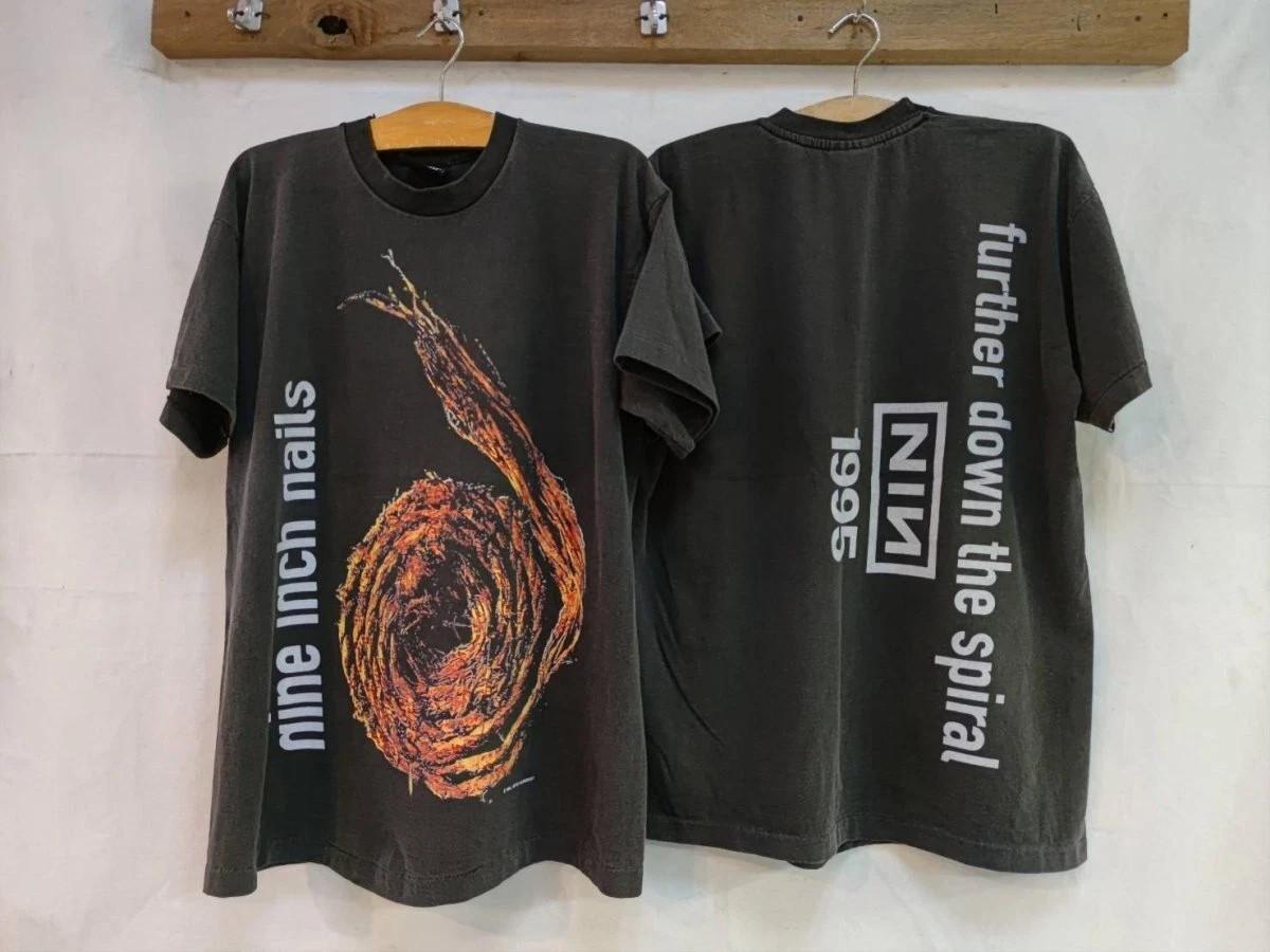 Футболка унісекс чорна з двостороннім принтом у ретро-стилі гурту Nine Inch Nails S-5XL 2XL
Футболка унісекс чорна з двостороннім принтом у ретро-стилі гурту Nine Inch Nails S-5XL 2XL