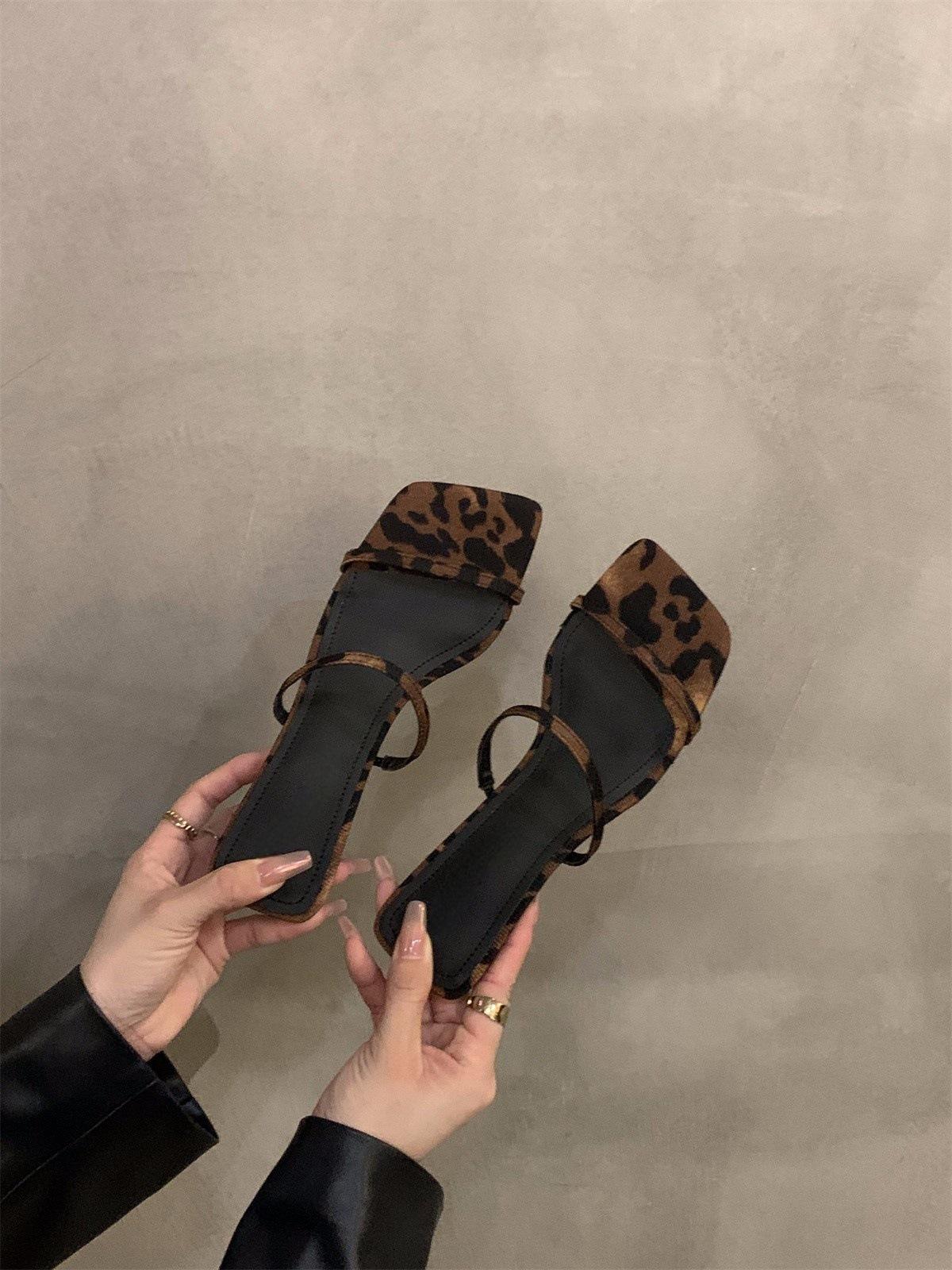 Серебристые шлепанцы на танкетке, туфельки феи, носить летом 2025 с юбкой, маленькие сандалии, сандалии 39 цветной печати леопарда
Серебристые шлепанцы на танкетке, туфельки феи, носить летом 2025 с юбкой, маленькие сандалии, сандалии 39 цветной печати леопарда