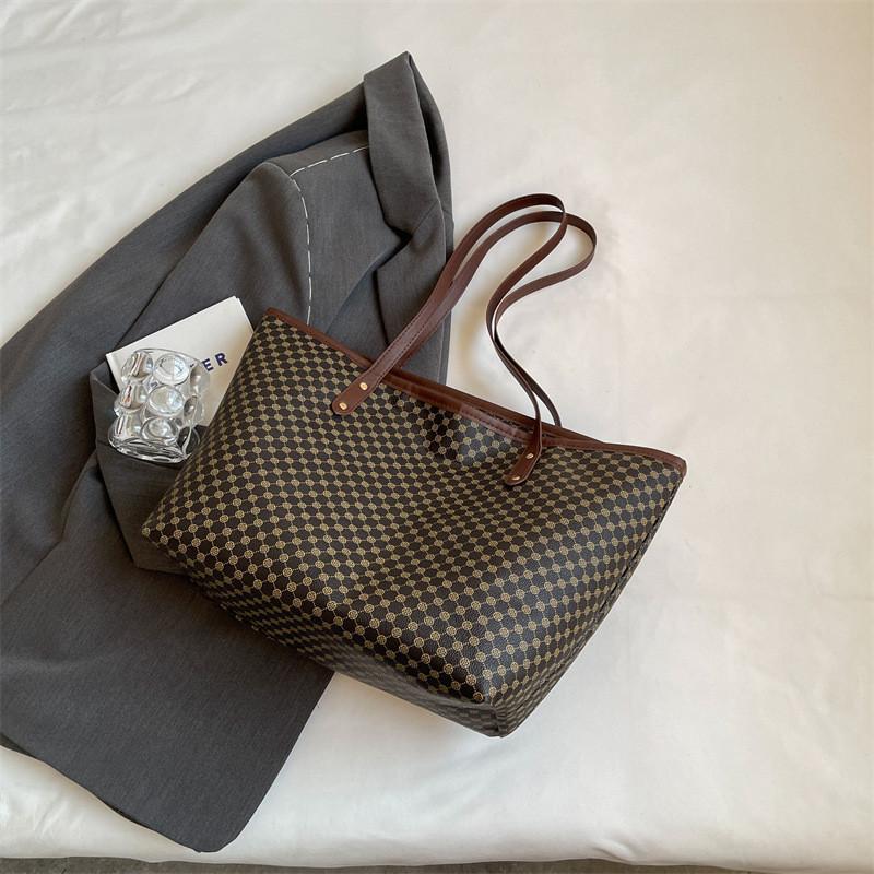 Trendy Women s Tote Bag 2023 Summer New Fashion Large Capacity Casual Shoulder Bag кавовий
Trendy Women s Tote Bag 2023 Summer New Fashion Large Capacity Casual Shoulder Bag кавовий