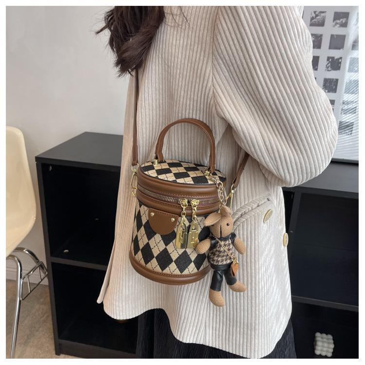 Handbag Women s 2025 Spring New High-end Fashion Messenger Bag Textured Rhombus Shoulder Bucket Bag no pendant коричневий
Handbag Women s 2025 Spring New High-end Fashion Messenger Bag Textured Rhombus Shoulder Bucket Bag no pendant коричневий
